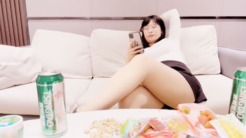 迷妹推荐--25岁眼镜妹，反差婊，做爱疯狂深深的陶醉，淫荡不坎直接颜射，超刺激