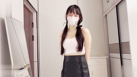 迷妹推荐--一条手链约操眼镜学生妹给了礼物就随便操无套内射逼里