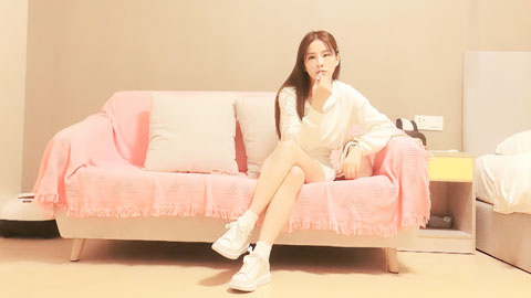 迷妹推荐--白衣短裤妹_肌肤完美无瑕疵，奶子更能玩一年