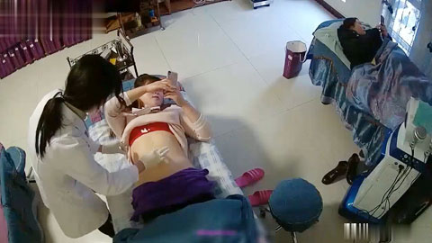 迷妹推荐--黑客破解网络摄像头偷窥曾经很火的权建火疗馆两个来做火疗的少妇