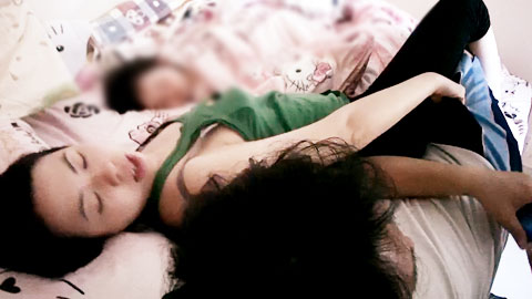 迷妹推荐--饥渴的夫妻呀，孩子在睡觉，夫妻俩在激烈舌吻，各种姿势爆艹，这一切悄悄发生着，’小声点，别吵醒女儿‘