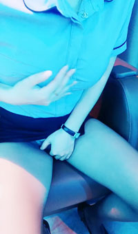 叫他老婆来带他回家，弟妹也是风情万种，黑丝超短裙，紧身衣包裹着一对大奶子