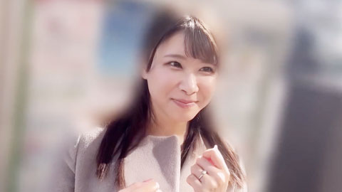 初次周末不义之温泉：与年长上司秘密会面、暗中亲吻、沉溺于欲望、放纵本能互相贪婪的浓厚性爱_三田樱__001