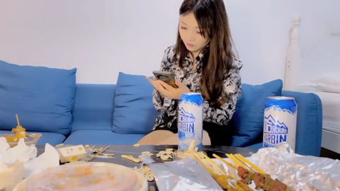 迷妹推荐--良家小骚货，肉感身材大奶子，喝酒调情扒掉衣服床上一顿输出