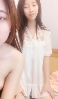 百合姐妹花刺激的晚上躺床上陪狼友骚，黑丝诱惑掰开逼逼看特写，道具抽插浪叫不止