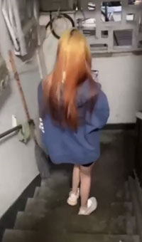 20岁粉嫩学妹，忽悠她到宿舍玩，被干的嗷嗷叫，极品身材，逼毛又长又黑