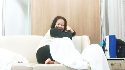 迷妹推荐--吃饱喝足看会电视，沙发上骑脸插嘴扣穴，转战床上继续，扶腰后入爆操