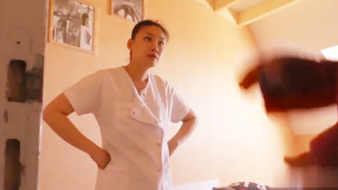 迷妹推荐--广州靓妹吴枚移民国外找不到好工作给独居老头做居家护理洗完澡后被大爷强搞