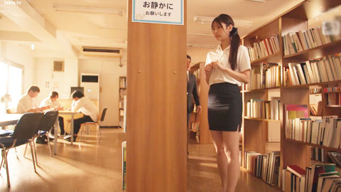 SONE_771_用痴漢玩法玩弄長得像女主播的白皙美巨乳女大學生,結果比起男友她更迷上我的技巧_001