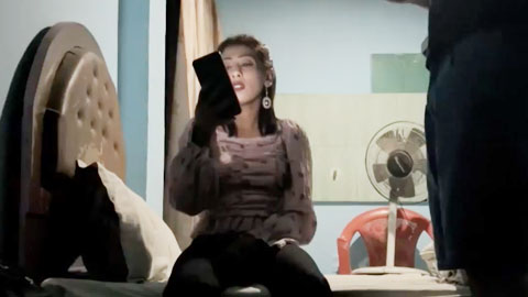 迷妹推荐--搞站街女，选了个带回小房间，怼几下，鸡儿有点软，撸硬再操