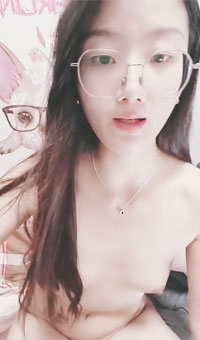 刚下海的学生妹，收费自慰大秀赚点生活费