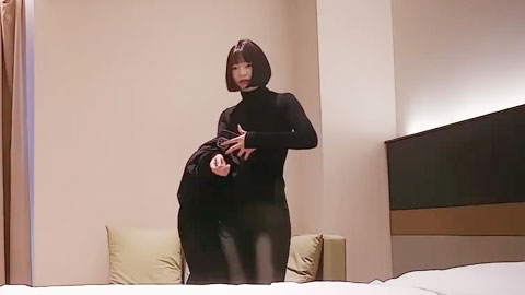 迷妹推荐--前凸后翘的短发御姐，带了身凸显身材的情趣装让她穿上玩儿。御姐警惕性很强，做到一半怀疑被偷拍