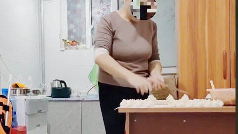 迷妹推荐--我兄弟的妈妈，我又邪念了老妈包着饺子，也是一个儿子一个儿子的叫着