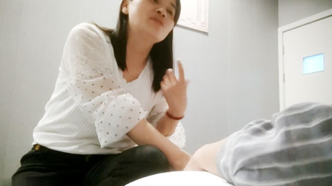 迷妹推荐--美人妻被逗得很开心，随便摸随便亲，带出去开房没问题