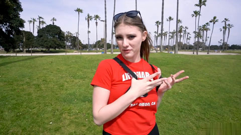 街撩来旅游的时髦妹子