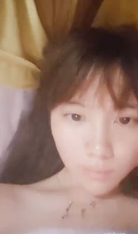 美女大学生宿舍偷偷自慰，全裸摸奶抠逼，随时被室友发现的感觉太刺激了