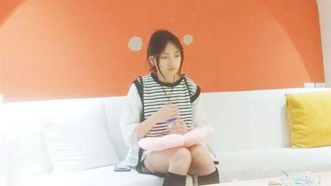 迷妹推荐--暑假兼职的零零后高中学妹逼很小，轻轻插入就出血疑似处女