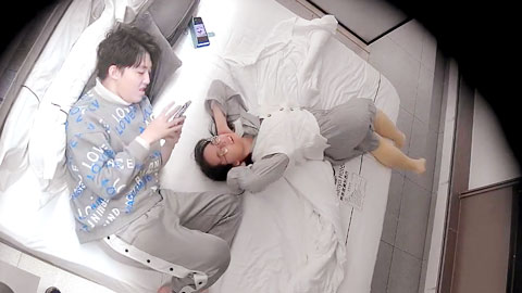 迷妹推荐--偷拍考完试放寒假了班里最帅那个仔和女学霸开房庆祝