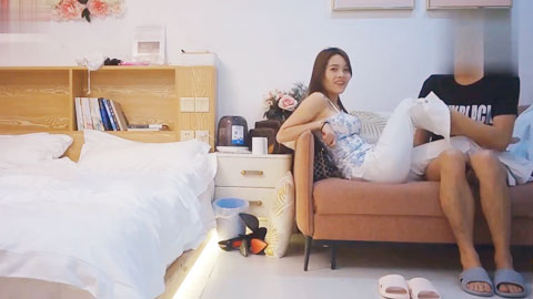 迷妹推荐--很久才约上的苗条身材美乳妹给她道具插穴热身