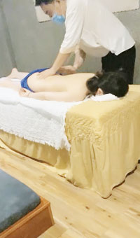 真实SPA按摩店偷拍，小少妇身材不错，光滑圆润无毛馒头穴