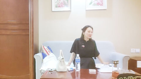 迷妹推荐--约操良家人妻，舔的骚逼喊想要，不行了快操我，骑乘位激情猛操