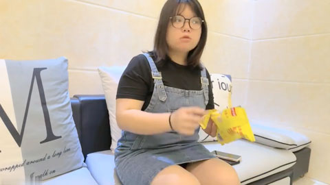 迷妹推荐--网约兼职眼镜小嫩妹酒店开房含蓄样子让我心动