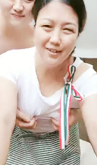 老逼水多活好不粘人，全程露脸跟小哥激情啪啪，口交大鸡巴无套爆草抽插淫声荡语，直接内射骚穴